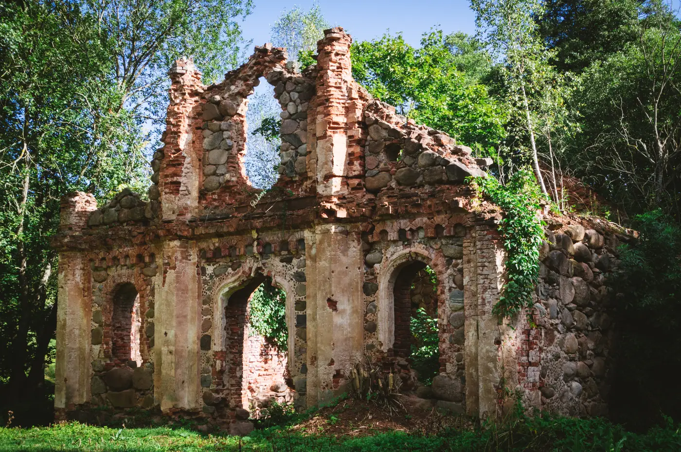 Руины водяной мельницы в деревне Тресковщина