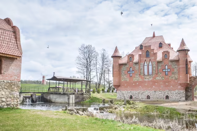 Замок в парке Сула
